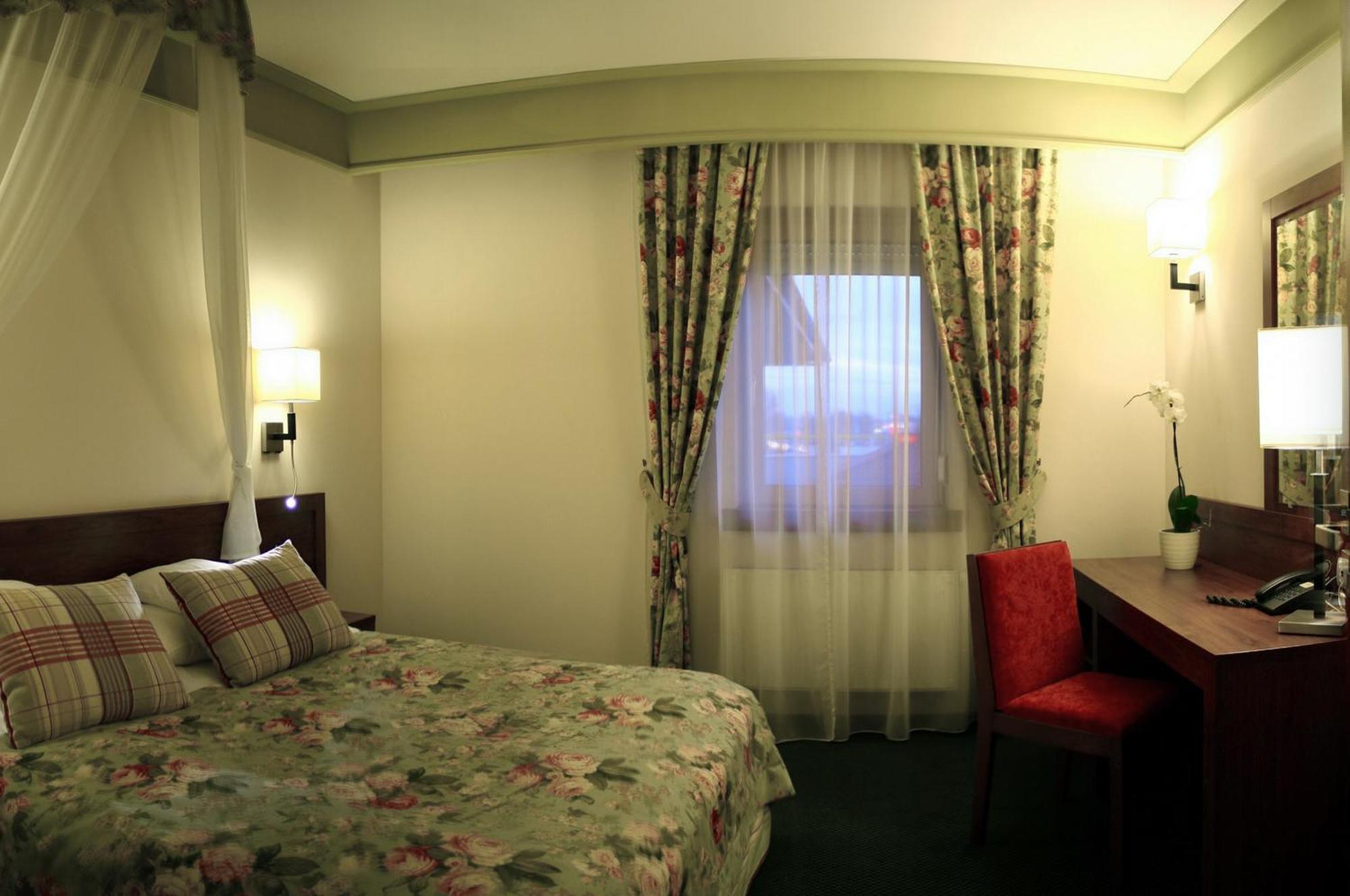 Ahotel Чеховице-Дзедзице Экстерьер фото