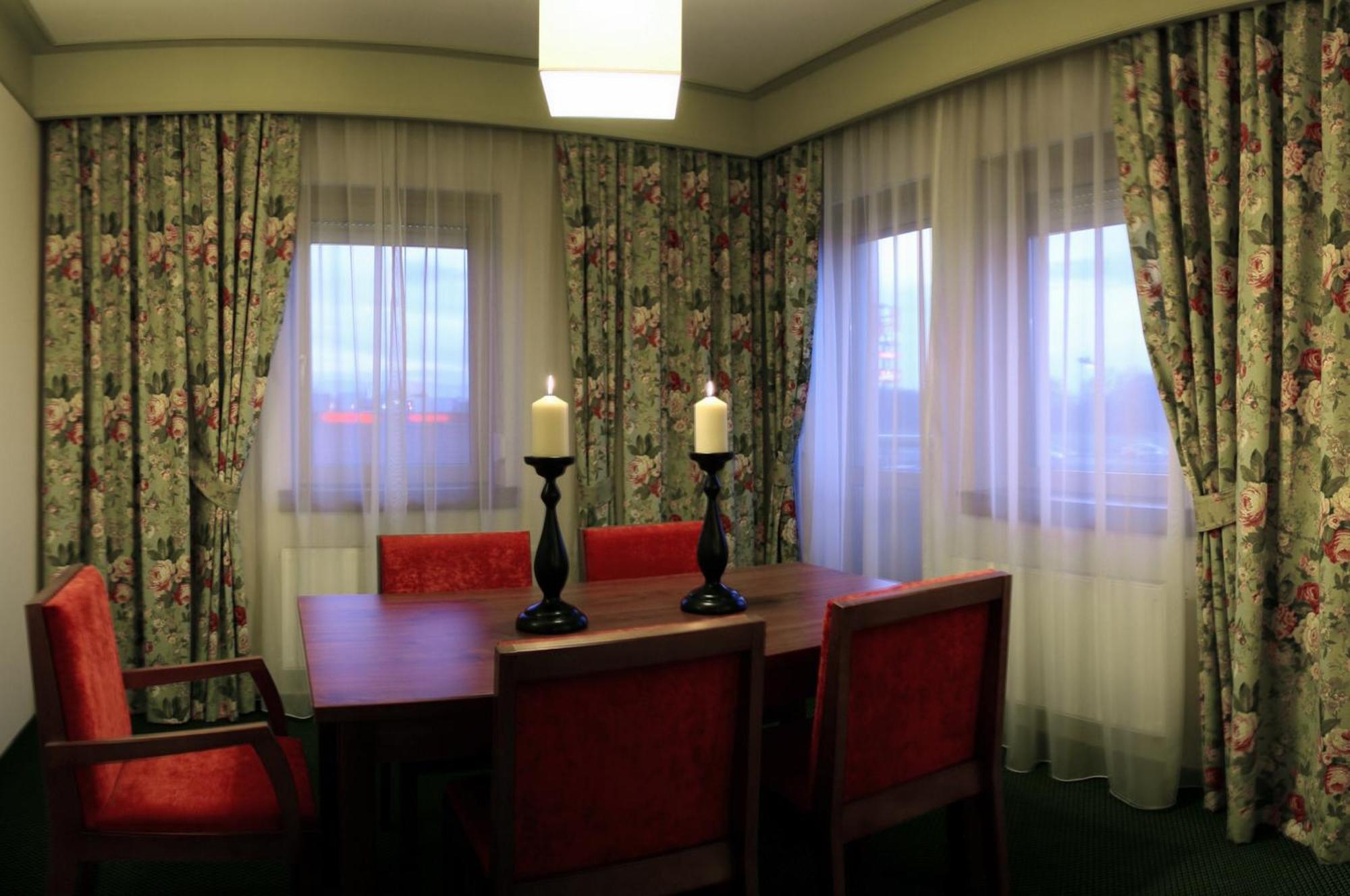 Ahotel Чеховице-Дзедзице Экстерьер фото